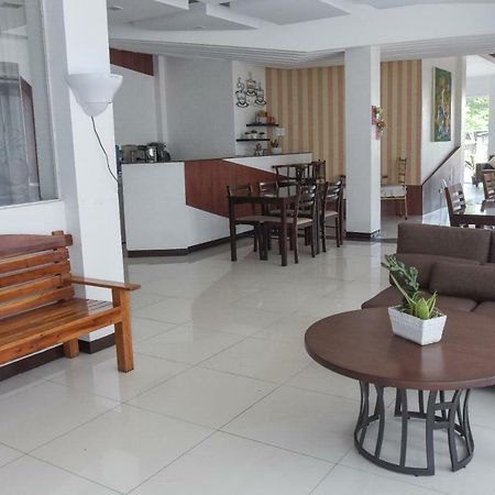 Tiptop Tower Suite Inn Dumaguete City Buitenkant foto