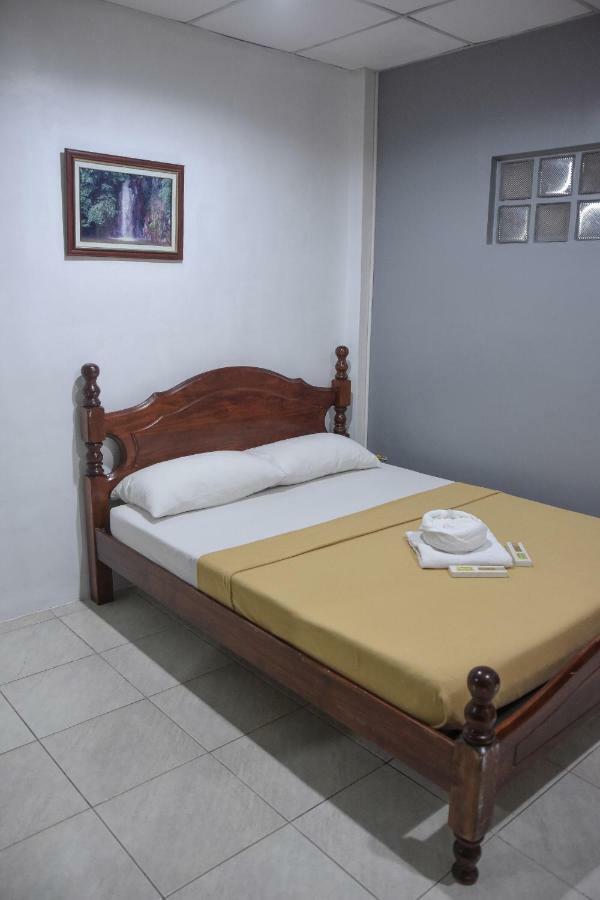 Tiptop Tower Suite Inn Dumaguete City Buitenkant foto