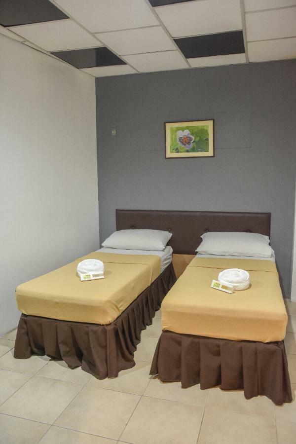 Tiptop Tower Suite Inn Dumaguete City Buitenkant foto