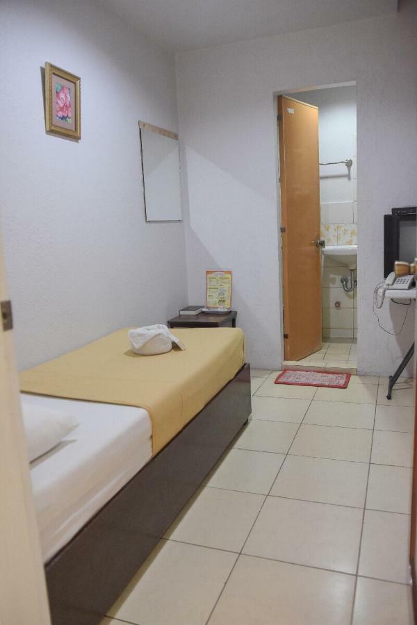 Tiptop Tower Suite Inn Dumaguete City Buitenkant foto