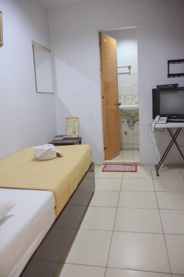 Tiptop Tower Suite Inn Dumaguete City Buitenkant foto
