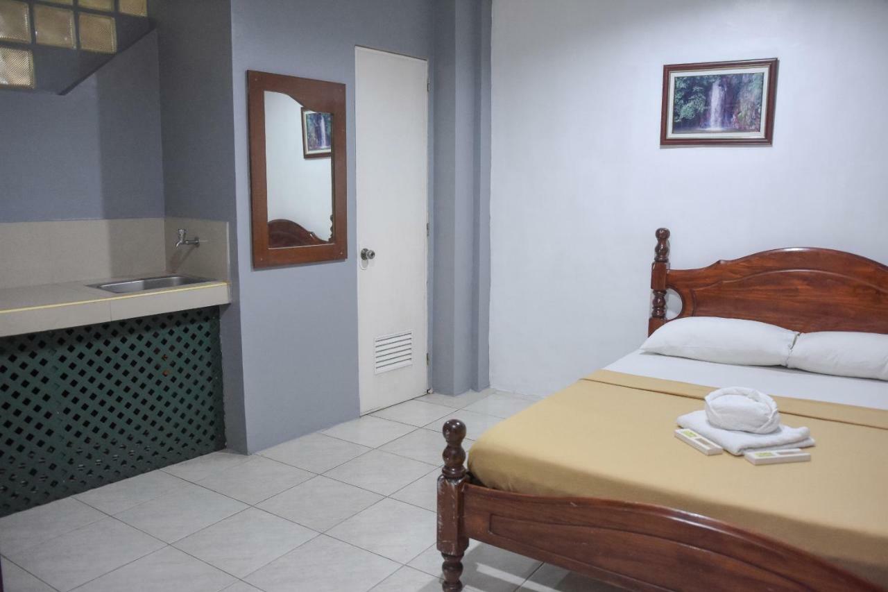 Tiptop Tower Suite Inn Dumaguete City Buitenkant foto