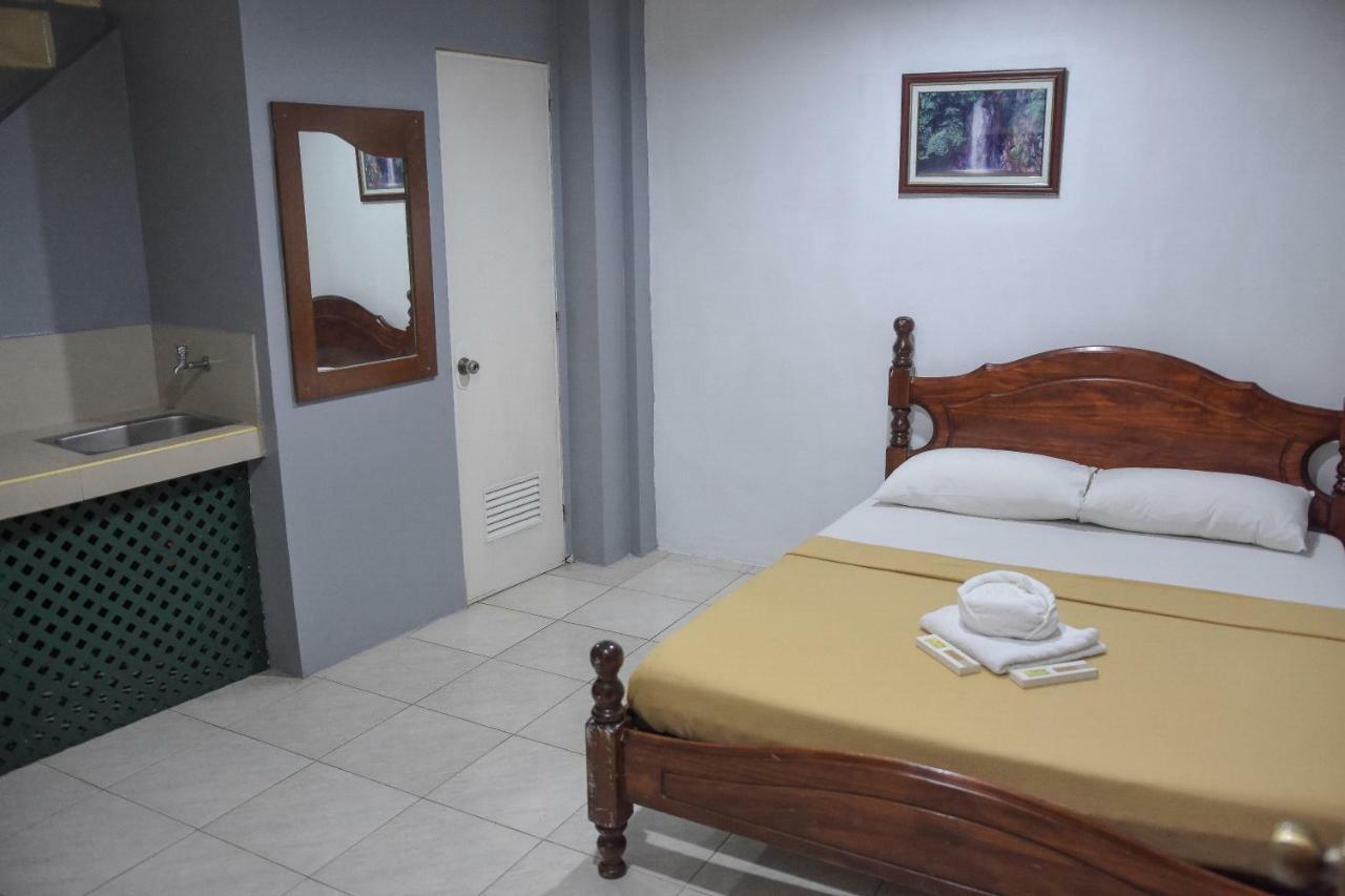 Tiptop Tower Suite Inn Dumaguete City Buitenkant foto