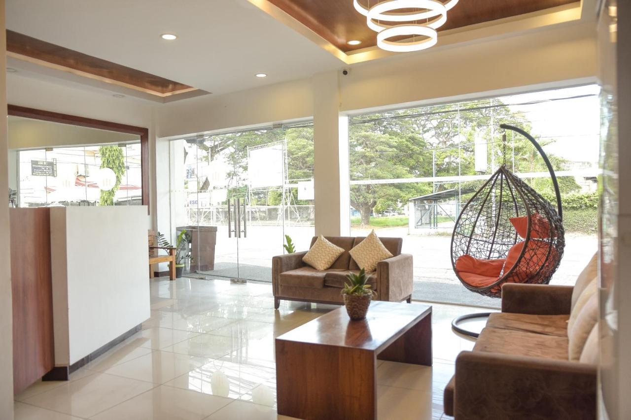 Tiptop Tower Suite Inn Dumaguete City Buitenkant foto