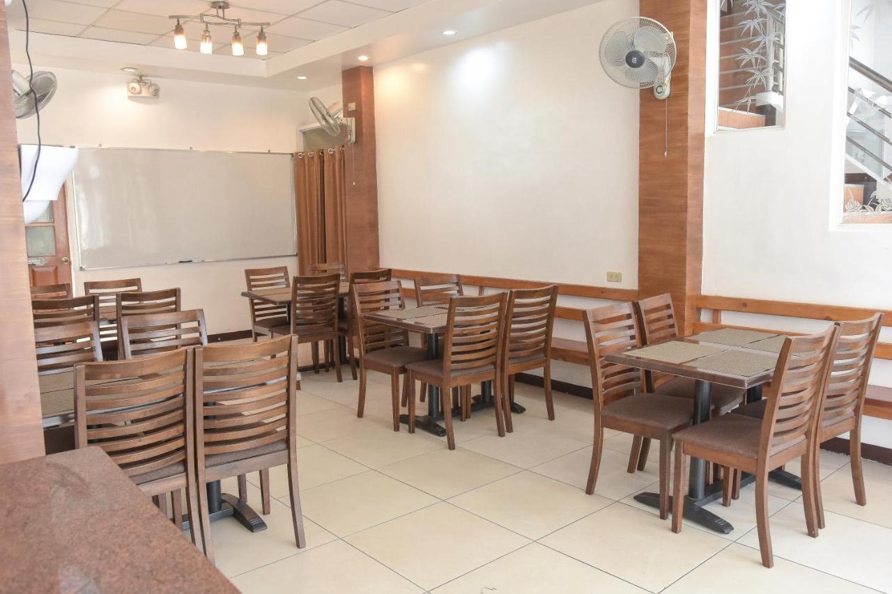 Tiptop Tower Suite Inn Dumaguete City Buitenkant foto